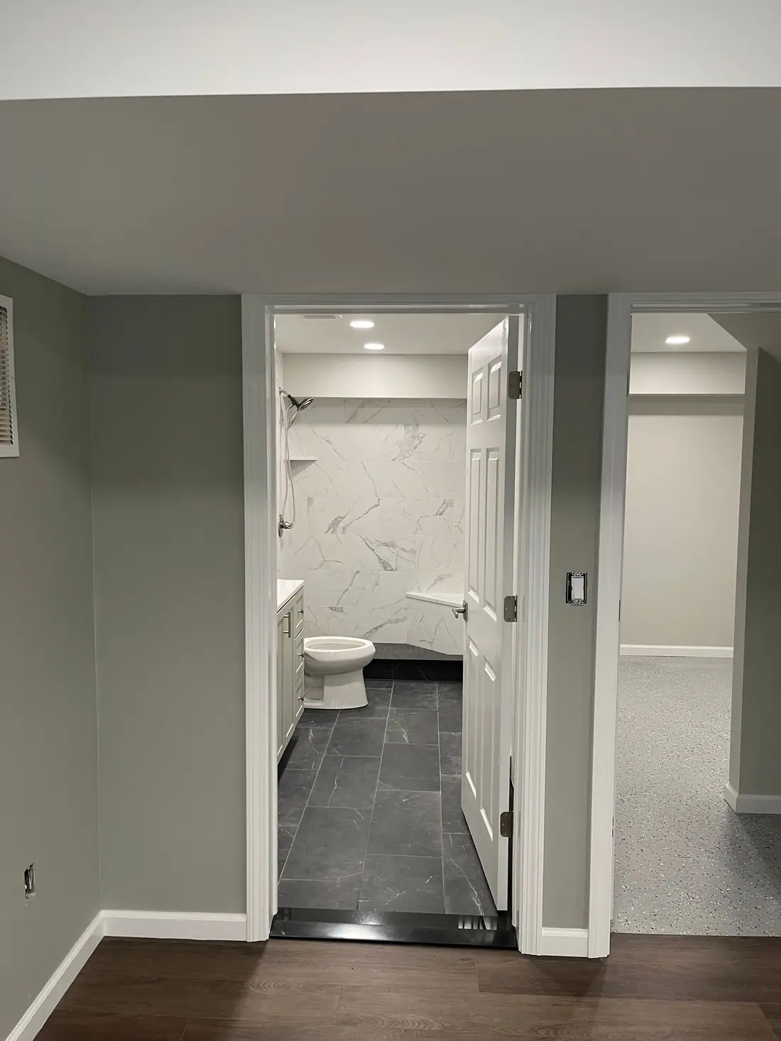 Bathroom seen from the hall
