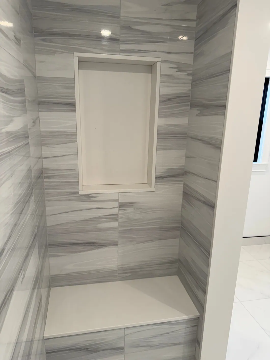 Recessed niche above a shower bench